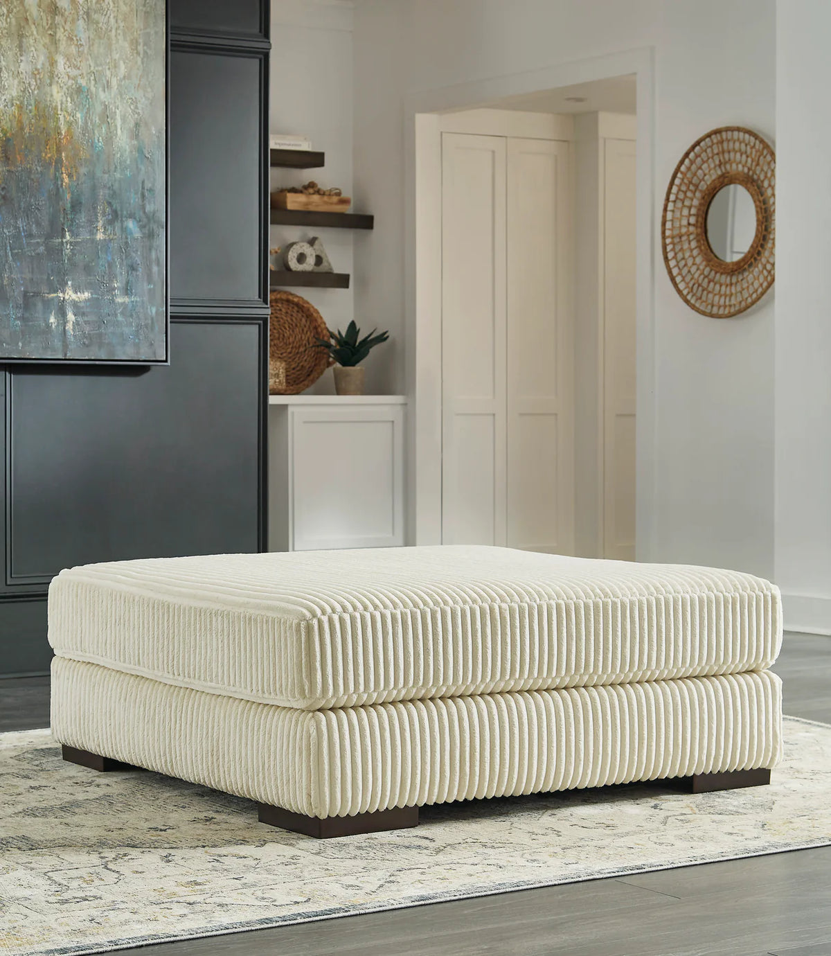 Lindyn 2-Pieces Sectional with Chaise
