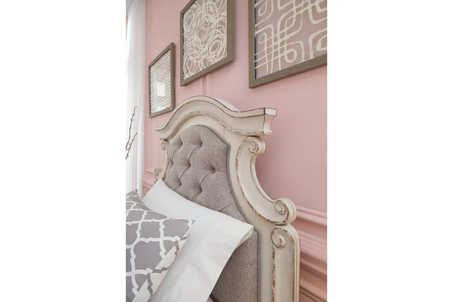 Cama Queen con paneles tapizados en blanco desportillado Realyn