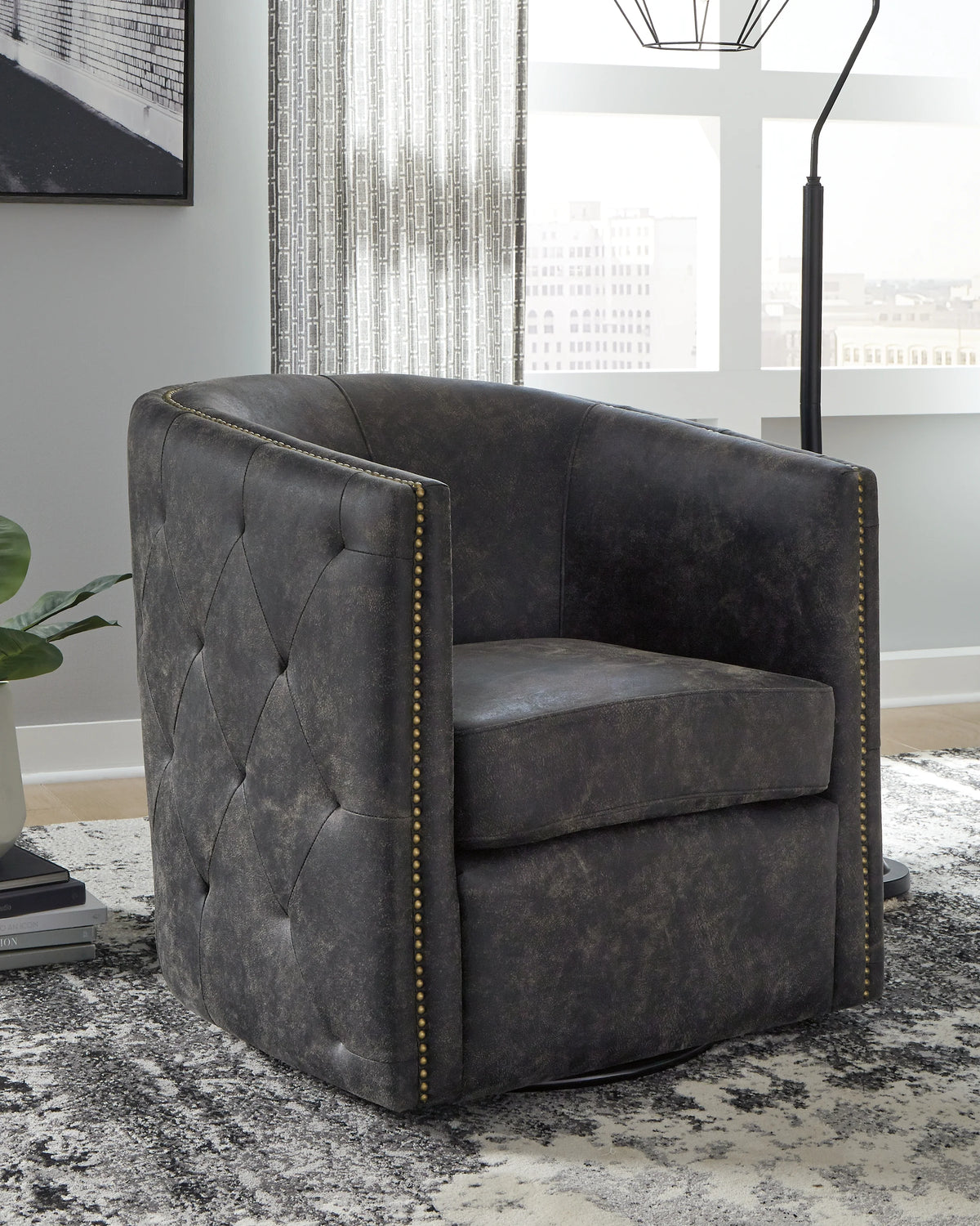 Sillón Brentlow giratorio en negro desgastado