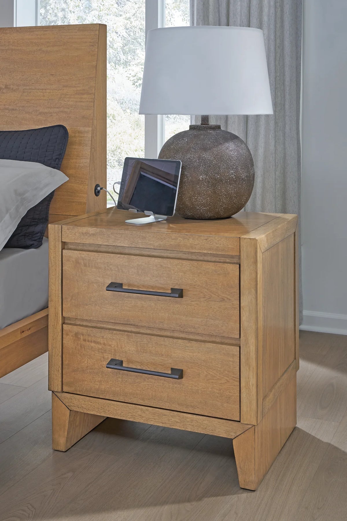 Sherbana Light Brown Platform Bedroom Set
